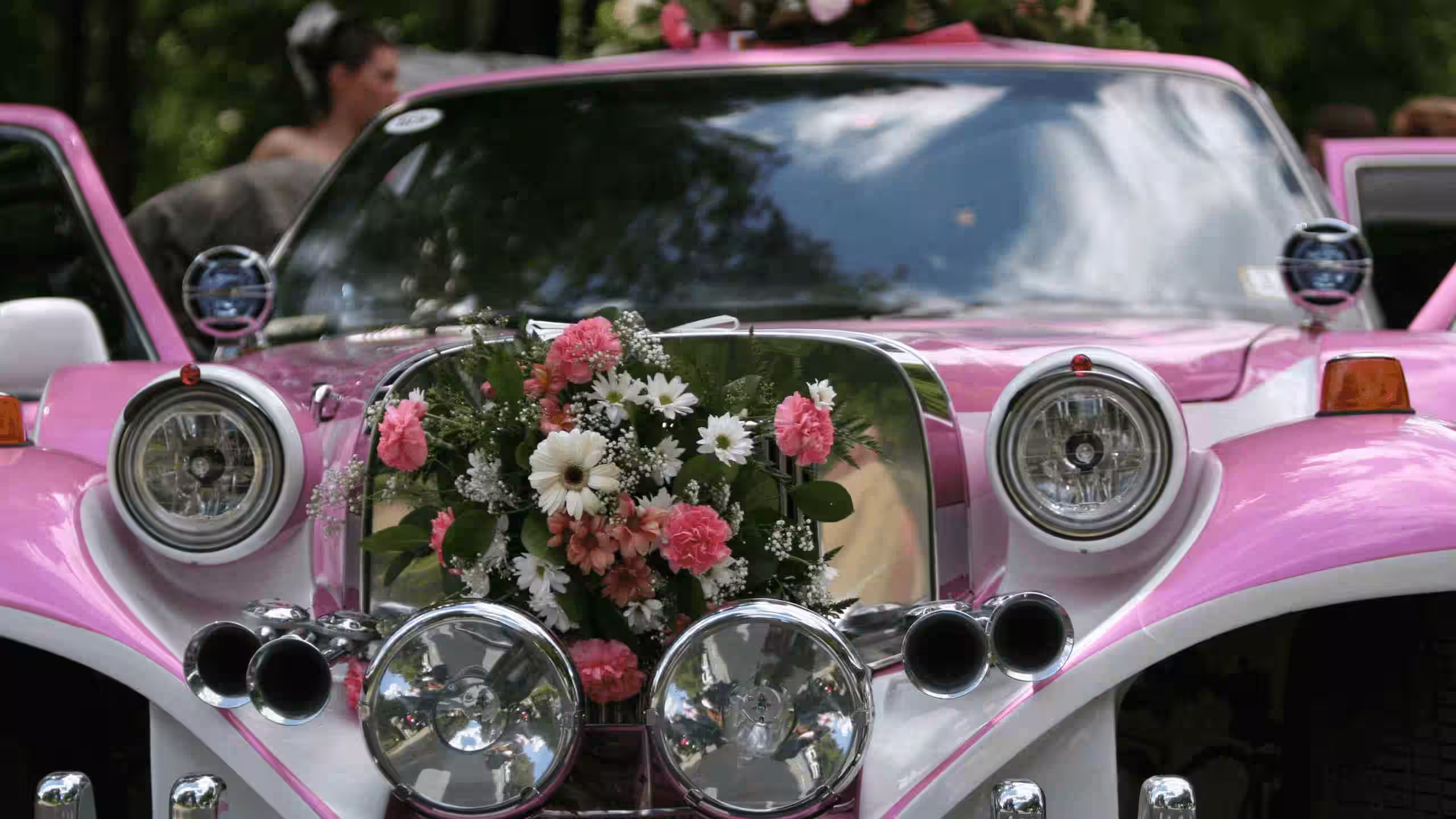 Entrada de boda con auto clasico